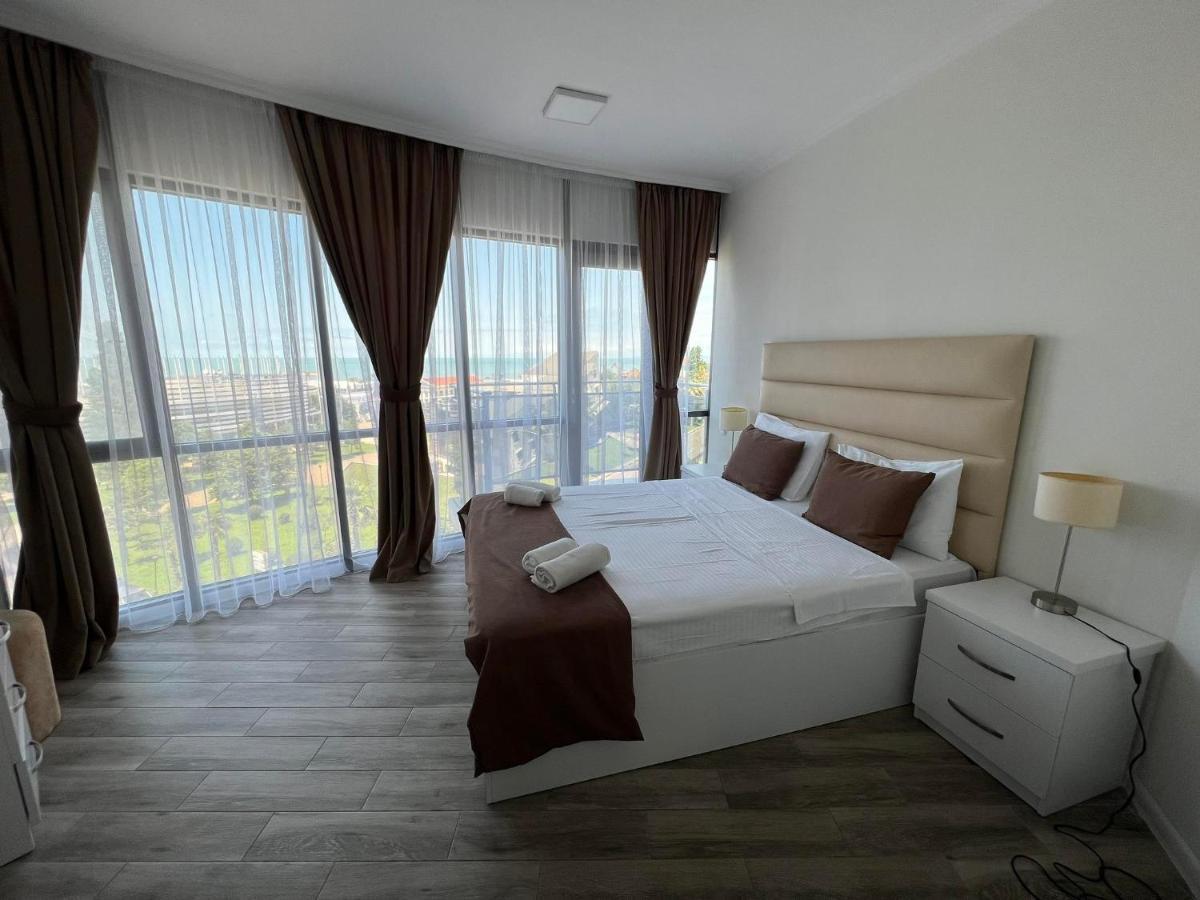 Holiday Premium Apartments Batumi Bagian luar foto