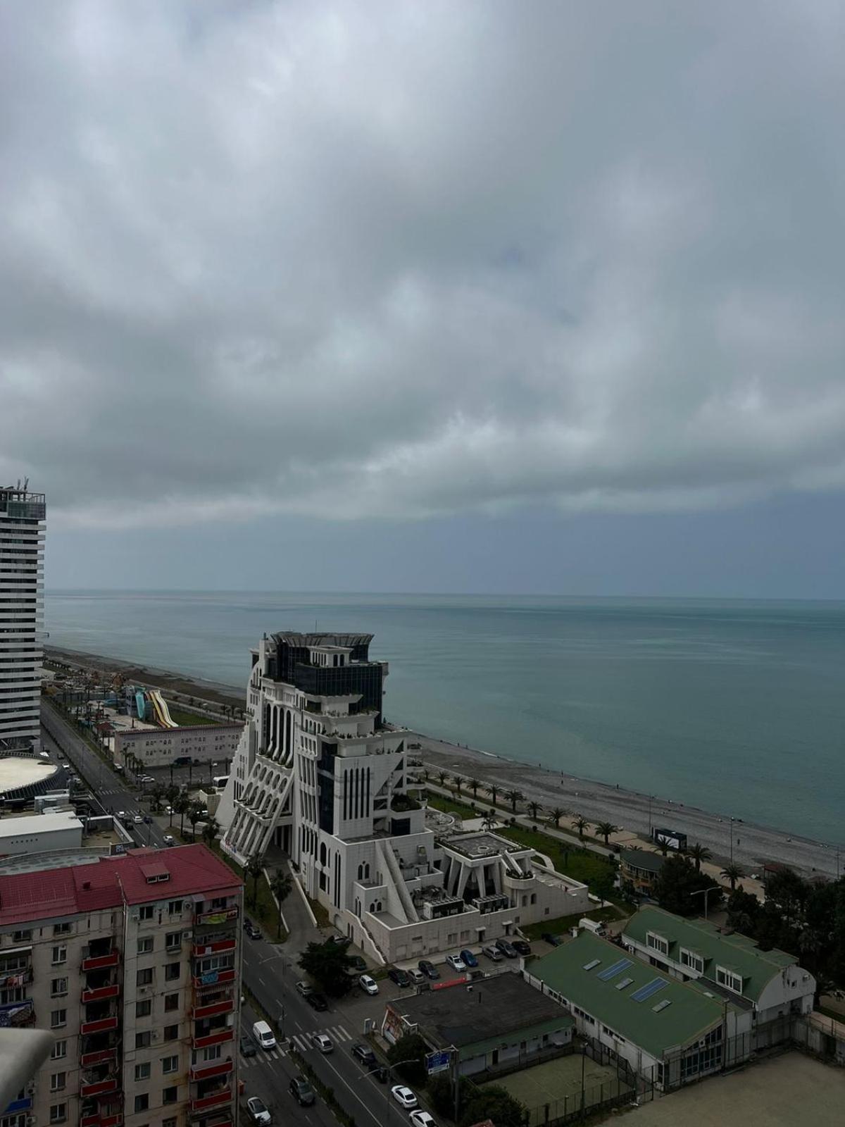 Holiday Premium Apartments Batumi Bagian luar foto
