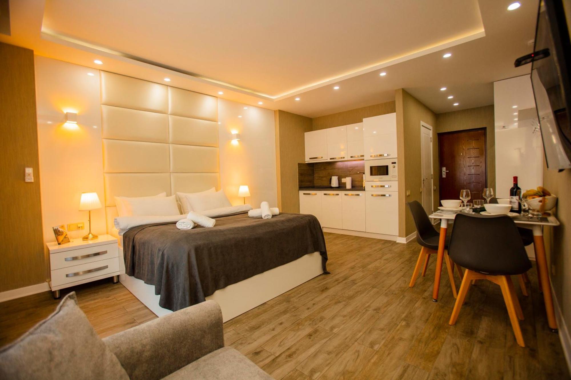 Holiday Premium Apartments Batumi Bagian luar foto