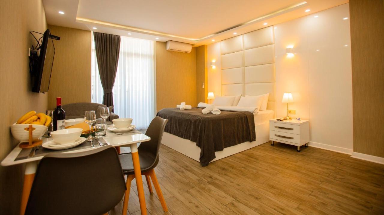 Holiday Premium Apartments Batumi Bagian luar foto